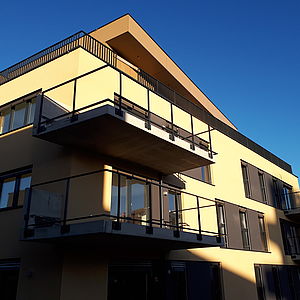 Im Sonnenlicht erstrahlen die fertiggestellten Außenwände.