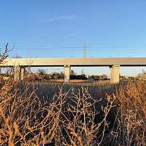 Das Baufeld an der Raffenstättergasse im Abendlicht.