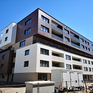 Das Gebäude, das 47 freifinanzierte Eigentumswohnungen in Wien Liesing beherbergt, von außen.