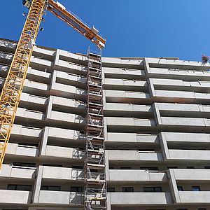 Ein Kran steht direkt am Neubauprojekt in Wien 10, das 117 freifinanzierte Eigentumswohnungen bietet.