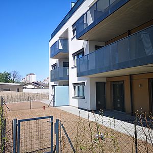 Die Gärten der Erdgeschoßwohnungen wurden bereits angelegt und eingezäunt.