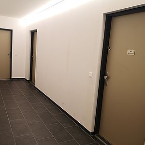 Eingangstüren zu den provisionsfreien Eigentumswohnungen in der Kugelmanngasse 1A.