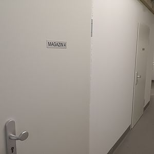 Das Untergeschoß der Wohnhausanlage im 23. Bezirk beherbergt nicht nur normale Kellerabteile, sondern auch größere Magazine.