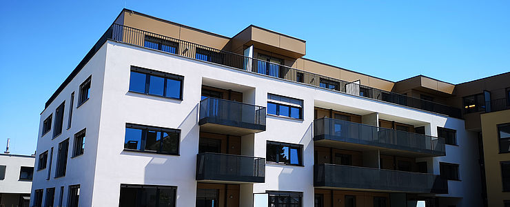 Die Wohnhausanlage "Energieeffizienter Wohnflair in Wien - Grüner Lebensraum am Muliarplatz" von außen.