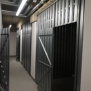 Im Untergeschoß der Wohnhausanlage in der Kugelmanngasse 1A sind Einlagerungsräume für die Bewohnerinnen untergebracht.