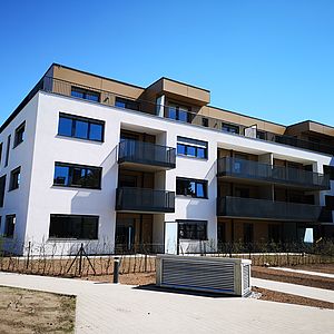 Die Außenanlagen und die Gärten der Eigentumswohnungen im Erdgeschoß sind bereits angelegt.