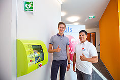 Bauträger Mischek stattet künftig alle Wohnbauprojekte mit Defibrillatoren aus.