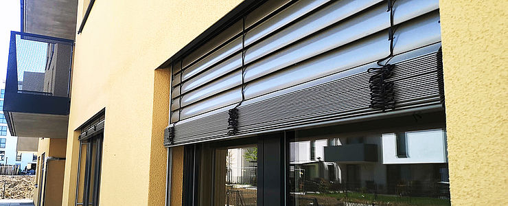 Für Wohnungen gibt es verschiedene Beschattungsarten, hier zu sehen ist eine Außenjalousie.