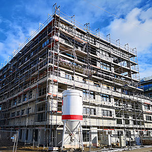 Das Gebäude in der Carlbergergasse 97 ist noch mit einem Baugerüst verkleidet.