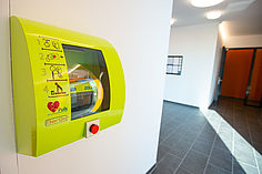 Der Defibrillator im Mischek Wohnhaus Viola Park in der Czeikestraße 6.