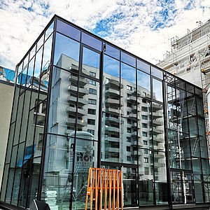 Die gläserne Orangerie im Helene-Thimig-Weg steht bereits.