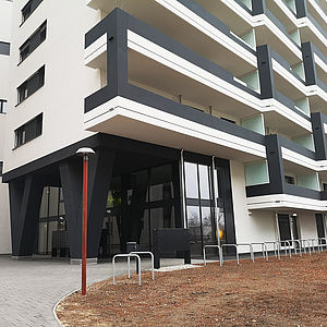 Blick auf den Eingang des Wohnhauses "HOCHH(IN)AUS"