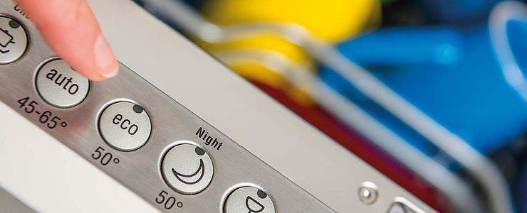 Energiesparen kann man in der Wohnung auf vielfältige Weise, unter anderem bei den Geräten.