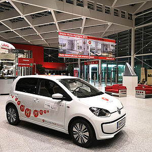 Das umweltfreundliche Mischek Elektroauto steht in der Messehalle auf der Wiener Immobilienmesse 2019.