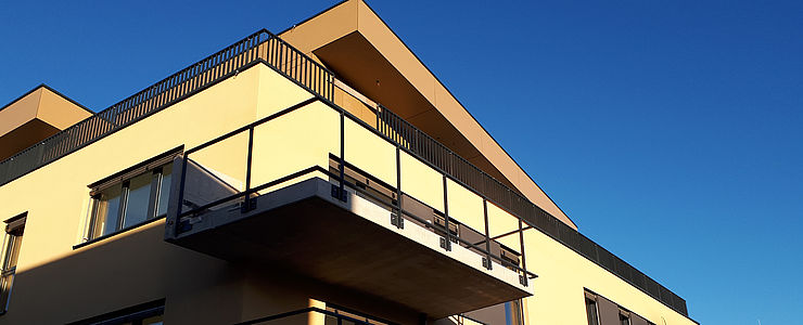 Die Fassade in der Kugelmanngasse 1A erstrahlt im Sonnenlicht.