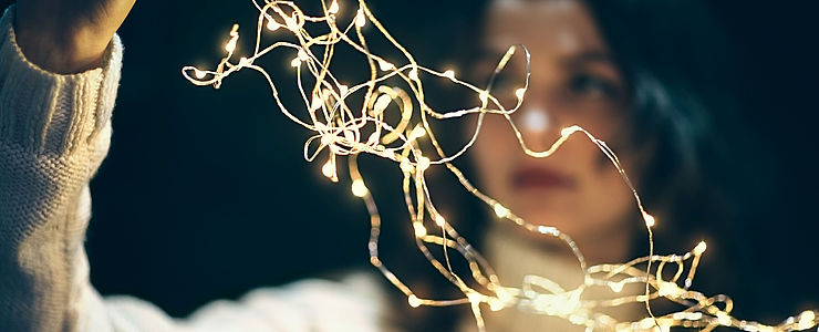 Frau hält Lichterkette