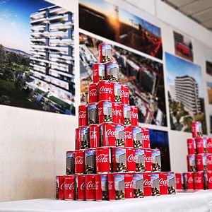 Cola Dosen, Fotos vom Baufortschritt und Luftbildaufnahmen des Wohnbauprojektes zierten den Eingangsbereich.