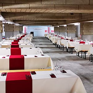 In der Garage der Wohnhausanlage mit 117 provisionsfreien Eigentumswohnungen in der Biotope City wurden Tische aufgestellt.