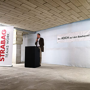 Ansprache des Bauherrn Mischek bei der Gleichenfeier des Wohnbauprojekts Hochhinaus.