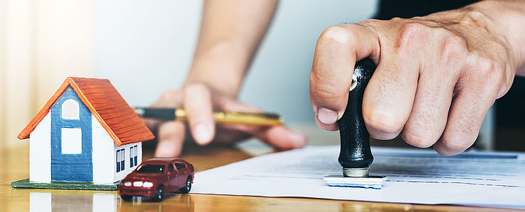 Die Grundbucheintragung wird meist von einem Notar oder Rechtsanwalt vorgenommen.