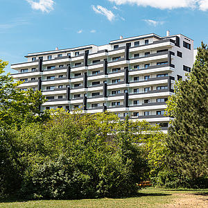 Das Mischek Wohnbauprojekt HOCHH(IN)AUS vom Otto-Benesch-Park aus.