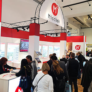 Interessierte am Mischek-Messestand