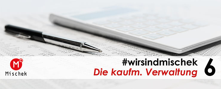 Ein Stift liegt auf einem Blatt Papier mit einer Tabelle