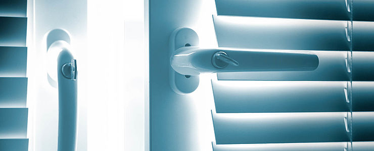 Ein Doppelfenster mit zwei Fenstergriffen.