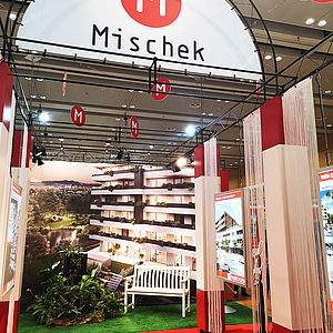 Der Messestand mit viel Grün spiegelt die Ökologie Mischeks wider.