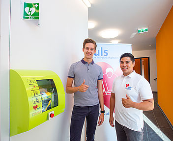 Bauträger Mischek stattet künftig alle Wohnbauprojekte mit Defibrillatoren aus.