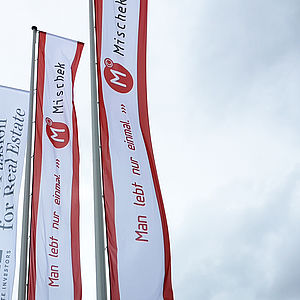 Zwei Mischek-Fahnen wehen im Wind.