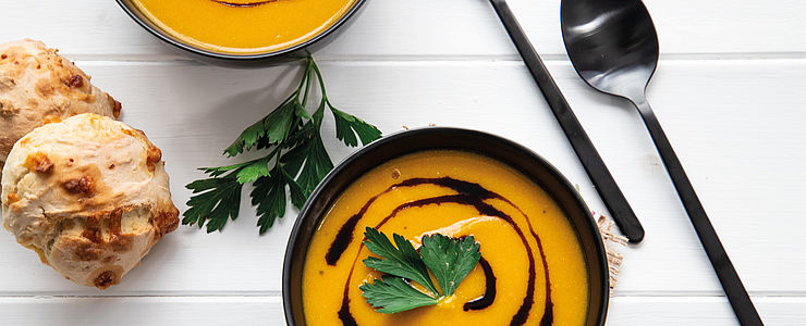 Herbst-Rezept für Kürbiscremesuppe mit Kürbiskernen und Kürbiskernöl.