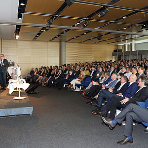 In einem großen Seminarraum fanden Vorträge und Diskussionsrunden von den Mischek Schwesterdirektionen statt.