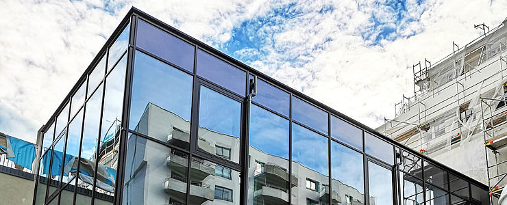 Die gläserne Orangerie im Helene-Thimig-Weg.