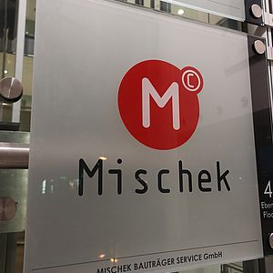 Das Mischek Schild im Eingangsbereich des Tech Gates.