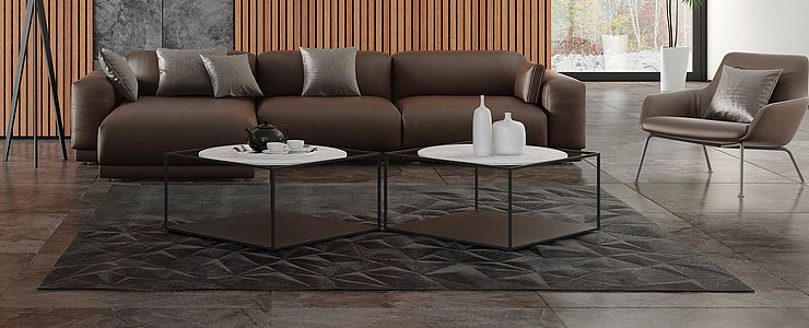 Ein Wohnzimmer mit Steinboden.