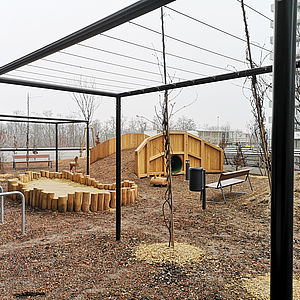 Der Spielplatz vor dem Wohnhaus "HOCHH(IN)AUS".