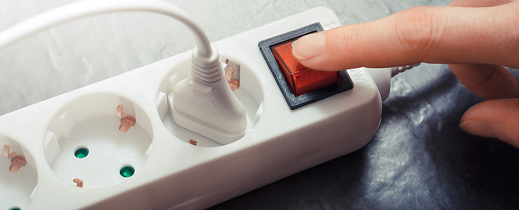 Die Verwendung von Steckerleisten mit Ein/Aus Schalter kann Strom sparen.