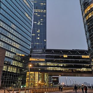 Das beleuchtete Tech Gate Gebäude von außen.