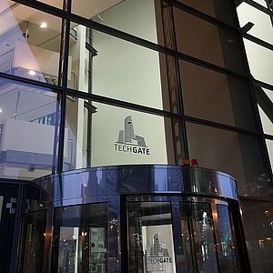 Der Eingangsbereich des Tech Gates mit Drehtüre.