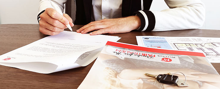 Beim Wohnungskauf kann man zwischen dem Kauf direkt vom Bauträger und vom Makler wählen.