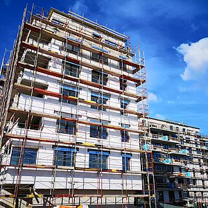 Das Wohnbauprojekt in der Czeikestraße 6 mit Fassadengerüst.