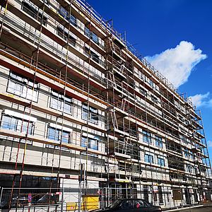 Die Südseite des Gebäudes schaut zur Czeikestraße hin.