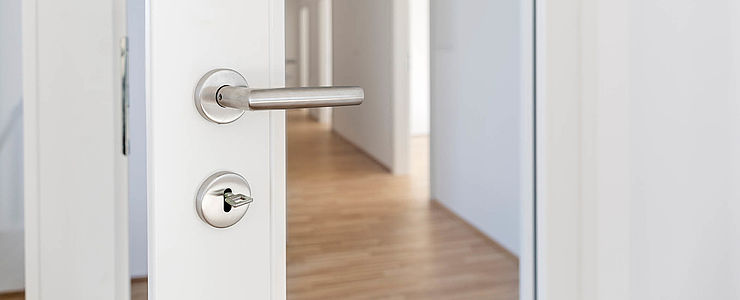 Eine Tür mit Schlüsselloch in einer Eigentumswohnung.