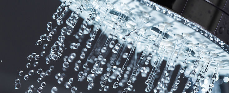 Wasserspararmaturen können in der Wohnung Wasser beim Duschen sparen.